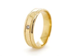 Solitaire diamond and 9ct yellow gold band