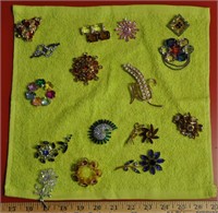Lot of costume jewellery brooches