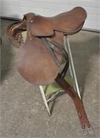 Vintage English style horse saddle - info
