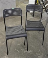 2 plastic/metal chairs