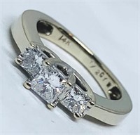 14KT WHITE GOLD .55CTS DIAMOND RING FEATURES .
