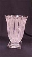 A Verlys clear glass vase with frosted design