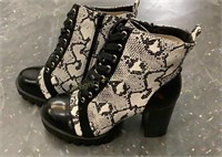 Wild Diva Lounge Boots Size 8 1/2