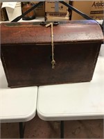 Wood box & key that nobody seems can open