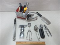 LOTS OF USEFUL KITCHEN TOOLS