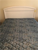 Queen Size Bed w/Mattress & Box Springs (Like New)