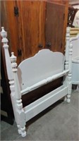 WHITE PAINTED SPINDLE POST TWIN BED W/RAILS