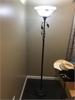 Metal corner lamp w/leaf pattern