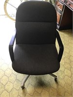 Cloth desk chair w/4 casters on metal frame.