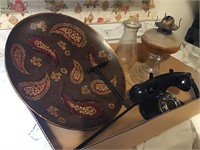 Decorative plate w/stand, oil lamp & push button