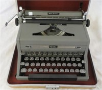 Royal Quiet Deluxe manual typewriter in case