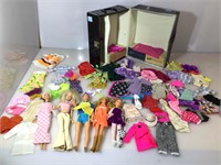 Barbie Travel Case, with 4 later Barbies and a