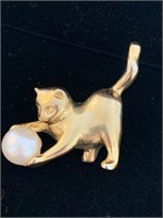 GOLD CAT WITH PEARL TYPE BALL BROOCH