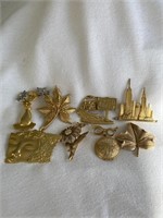 VINTAGE LOT OF 8 SIGNED BROOCHES PINS TRIFARI