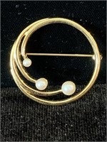 COSTUME JEWELRY GOLD AND PEARL CIRCLE BROOCH