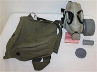 US Field Protective Gas Mask w/ Case