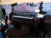 Pump Organ, Estey Organ Co, Battleboro UT.