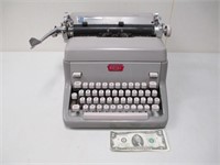 Vintage Royal Manual Typewriter - Carriage Is