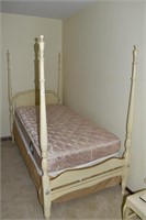 4 POSTER TWIN BED W/ BOXSPRING AND MATTRESS CLEAN