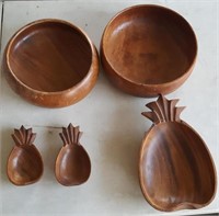 815 - WOOD SERVING BOWLS, PINEAPPLE PLATES