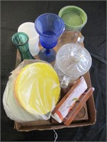 Napkin holder - Plastic bowls - glass canister