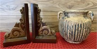 Heavy bookends / pot