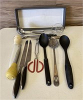 Kitchen utensils baster‘s, knives, spoons, wisp