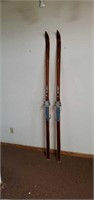 Antique bonna wooden skis