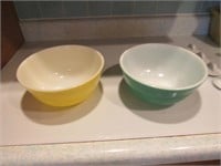 2 pyrex bowls