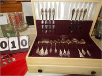 De Luxe Silverware Set in Case,