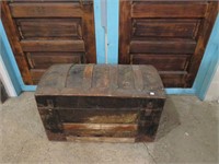 ANTIQUE HUMP BACK TRUNK