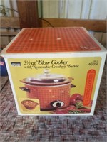 Vintage Montgomery Ward 3 1/2 quart slow cooker.
