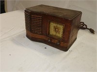 Firestone Air Chief H4 tube style vintage radio, w