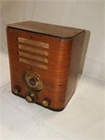 Crosley Viver tube style vintage radio, wood case