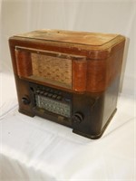 RCA Victor tube style vintage radio, wood case