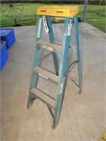 Fiberglass step ladder