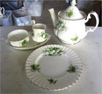 Royal Albert Teapot, Cream & Sugar 2 Lunch Plates