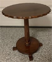 antique ocassional table 24 x 29