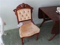 Walnut  onate chair, queen, matches lot 108