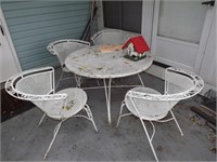 Round table & chairs patio set