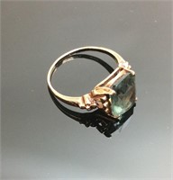 10kt GOLD RING GREEN STONE, 2.2G