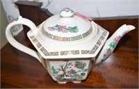Sadler "Indian Tree" teapot. Height: 5.5 inches.