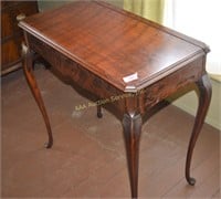 Lift top table with cabriole legs. Dimensions: 29.