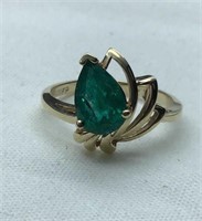 10 kt Ladies Lab Emerald Ring