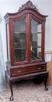 A LATE 20TH C. MAHOGANY TWO DOOR DISPLAY CABINET