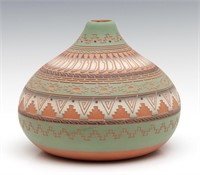 A NAVAJO DINE POTTERY VASE SIGNED R. SUSIE
