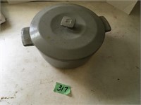 heavy coated cast iron pot w/lid