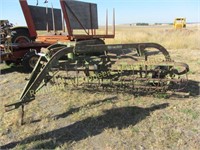 JOHN DEERE HAY RAKE ON RUBBER