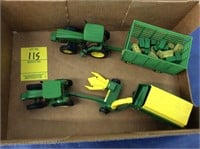 5 John Deere 1/64 scale farm toys and bales