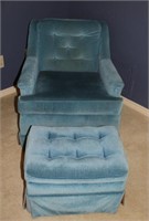 Upholstered button tufted back chair with
